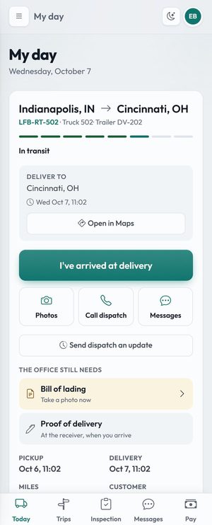 La app para choferes en un teléfono: la carga de hoy, el siguiente paso con un toque, los papeles que la oficina todavía necesita, y español o inglés.